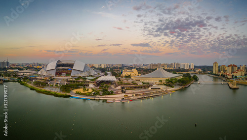 Canvas Print Kallang river overlooking at the stadium and Singapore skyline during sunset