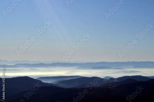Blick vom Belchen auf Gipfel im Nebel