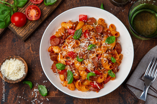Φωτογραφία Spicy sausages marinara pasta in white bowl
