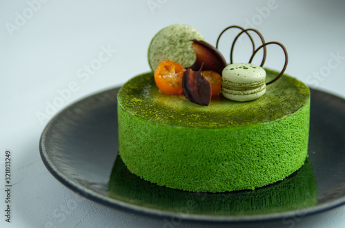 Konstfotografi 抹茶のホールケーキ、金柑のコンポートとチョコレートのトッピング