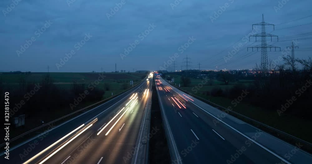 Schnell fahrende Autos auf der Autobahn. Schnell fahrende Autos auf der Autobahn.