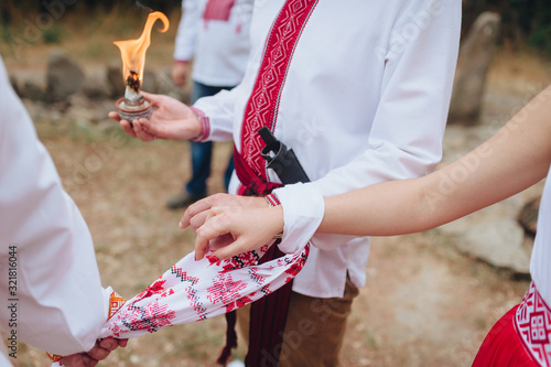 Φωτογραφία Hands tied with a decorated towel close-up at the ceremony