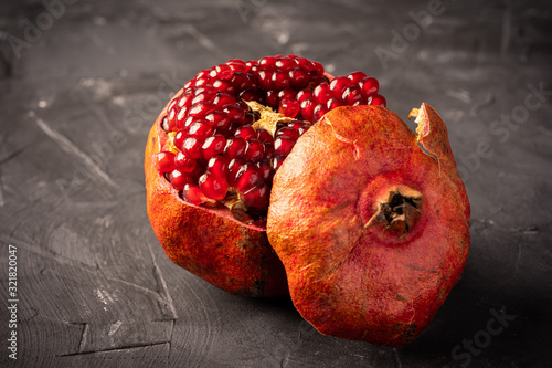 Foto Fresh pomegranate on dark surface