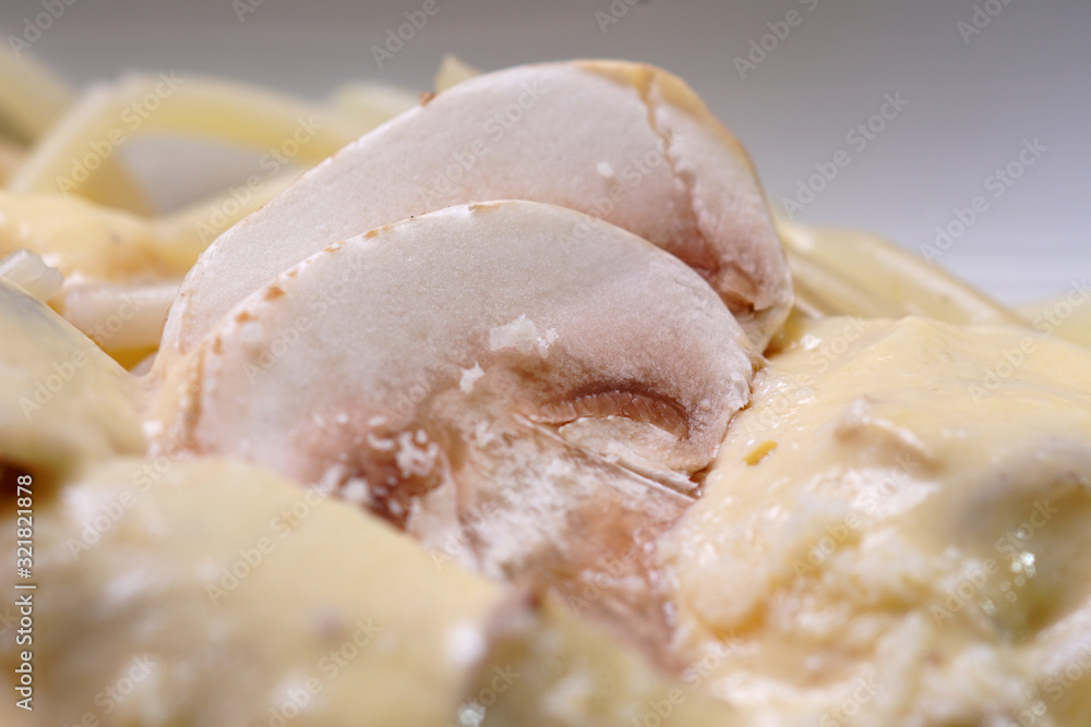 Cooked spaghetti with creamy mushroom white sauce Cooked spaghetti with creamy mushroom white sauce