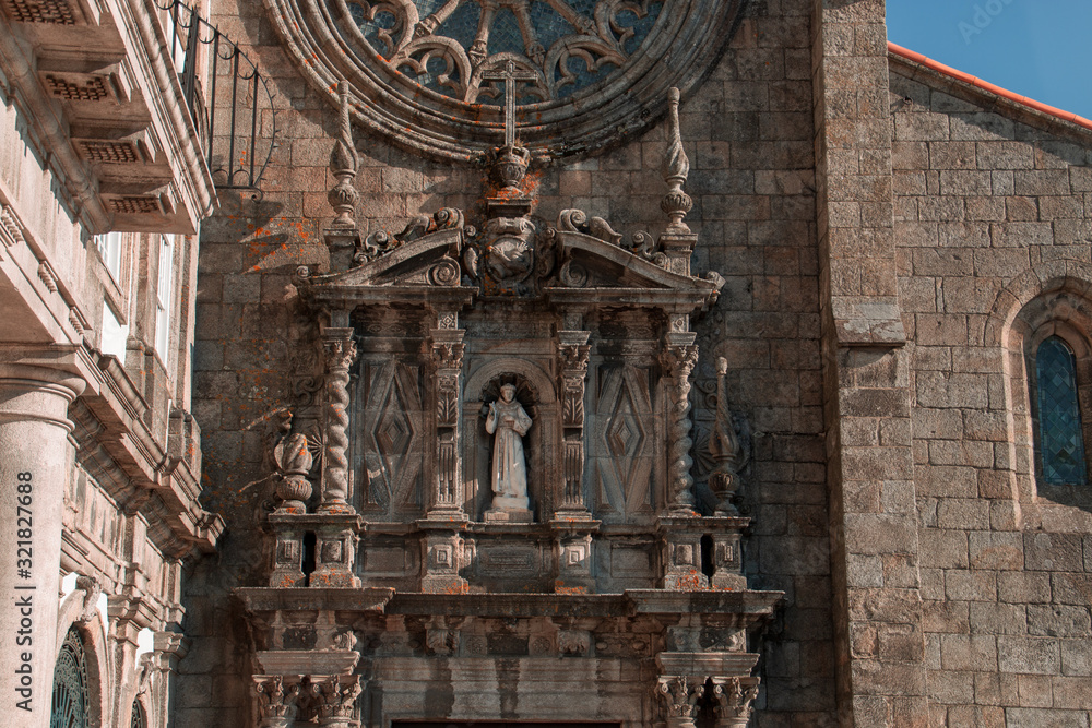 Obraz premium Esculturas religiosas en la fachada de la iglesia de San Francisco de Oporto (Portugal).