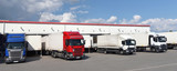 LKW´s beim beladen am Warenlager einer Spedition/ Transportunternehmen /// Trucks loaded at the warehouse of a forwarding agent/transport company