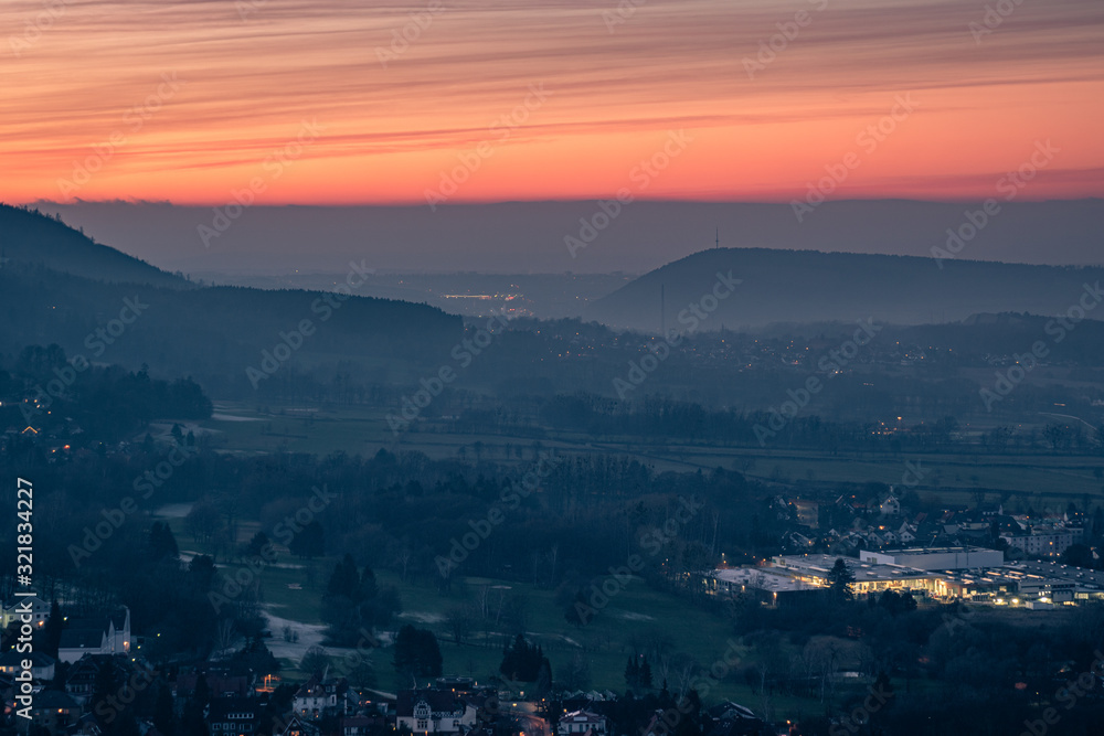 Obraz premium Blick auf Bad Harzburg am Abend
