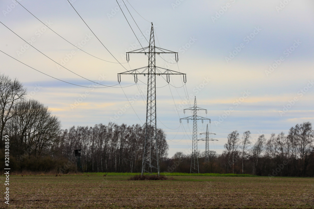 Stromleitung Hochspannungsmast in der Energiewende für erneuerbare Energien Stromleitung Hochspannungsmast in der Energiewende für erneuerbare Energien