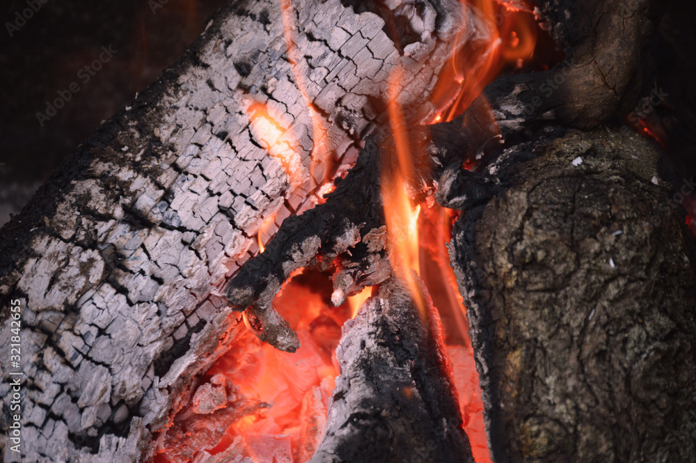 Brasas, leña y fuego en hoguera Brasas, leña y fuego en hoguera