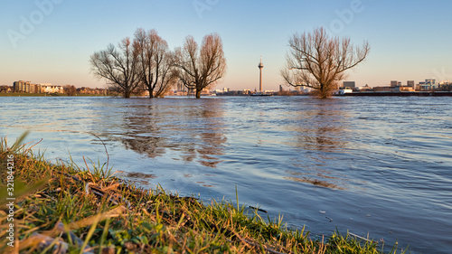 Der Rhein mit Hochwasser in Düsseldorf