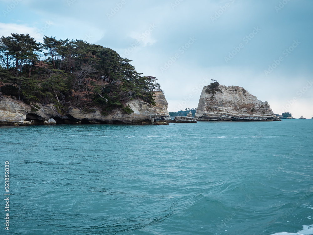 日本三景、松島の島巡り観光船からの景色。