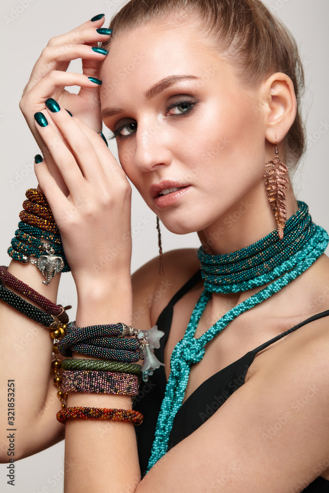 Obraz premium Beautiful woman in collar necklace and multiple bracelets.