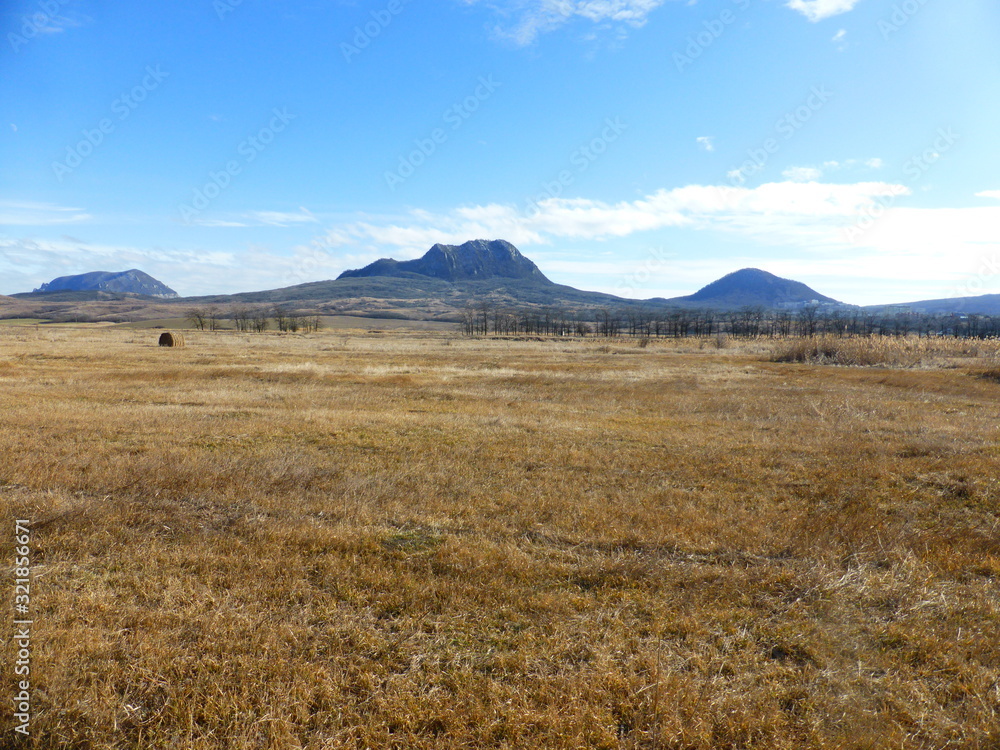 Fototapeta premium On the horizon of the mountain Iron, Snake and Razvalka
