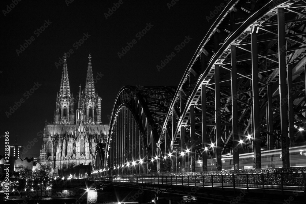 Fototapeta premium Cologne Cathedral and Hohenzollern Bridge