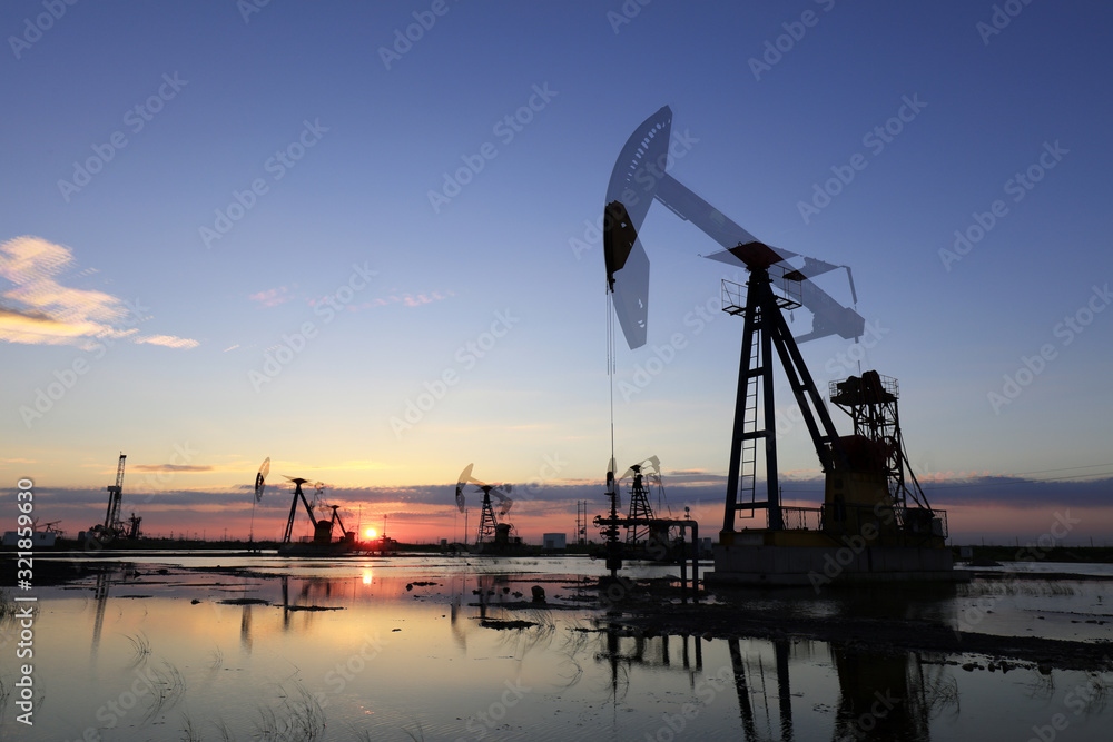 Obraz premium Oil pumping machinery and equipment at work, China