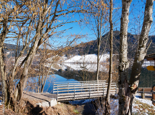 Schliersee in Oberbayern. Blick auf  Wunderschöne Landschaften rund um den See auf dem Seeweg photo