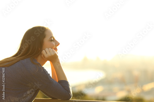 Bilde på lerret Woman with eyes closed relaxing at sunset