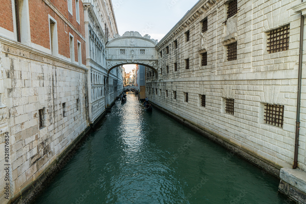 The Bridge of Sighs, famous bridge connects the Doge’s Palace to the prison, in Venice, Italy with gondolas