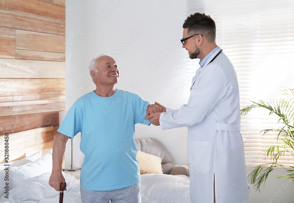 Obraz premium Doctor with senior patient in modern hospital