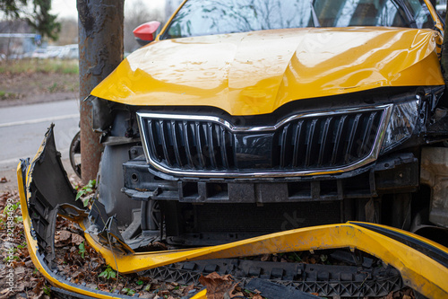 Fotografie A taxi car crashed into a pole