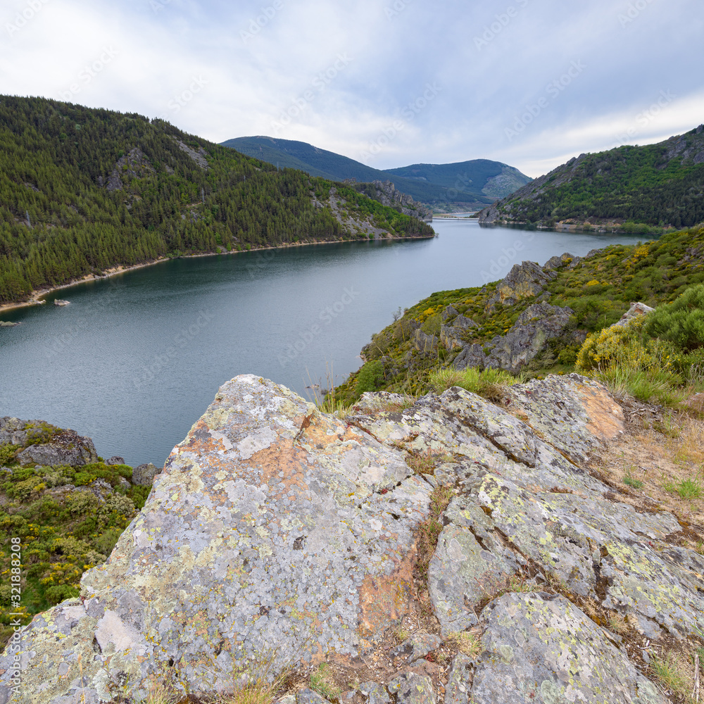 Obraz premium Bella vista del embalse de Camporredondo, en la población de Alba de los Cardaños, en la provincia de Palencia. Castilla y León. España
