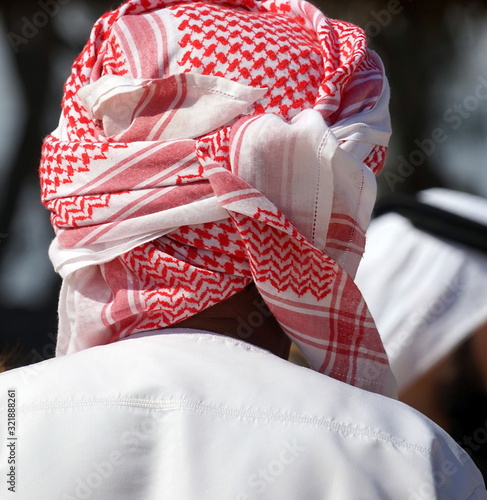 Mann mit rot-weißem islamischen Kopftuch