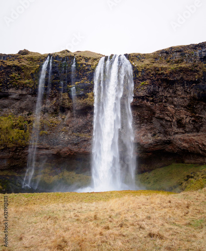 Vistas de la cascada de Seljalandsfoss en Islandia con el cielo nublado