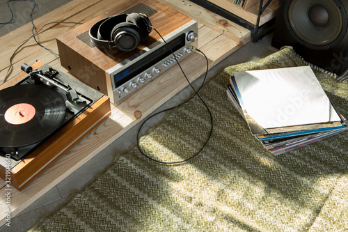 Φωτογραφία HiFi system with turntable, amplifier, headphones and lp vinyl records in a list