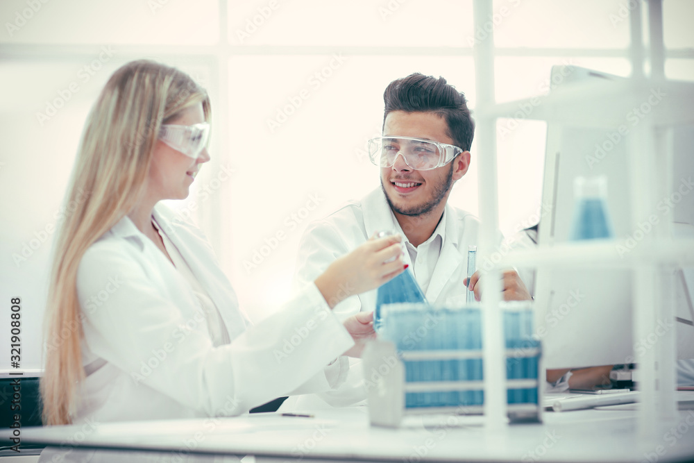 Obraz premium close up. laboratory staff discussing tests for coronavirus