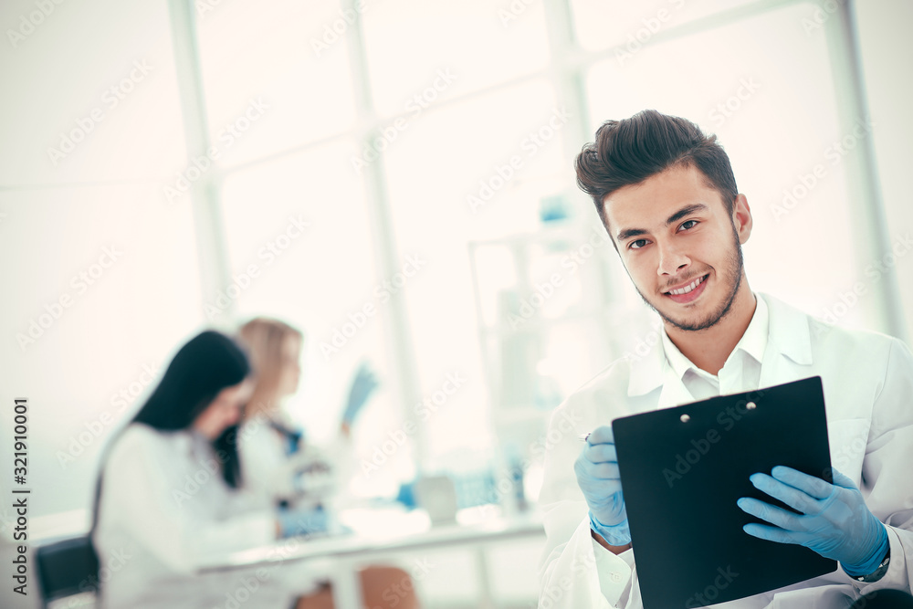 Obraz premium close up. a scientist doing writes the results of an experiment