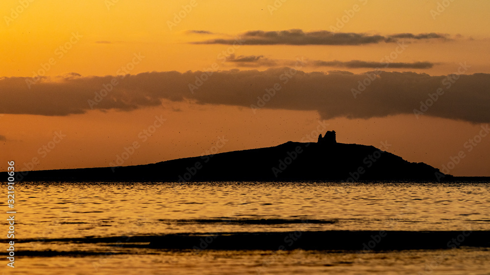 Un romantico tramonto sul mare di Isola delle Femmine in Sicilia