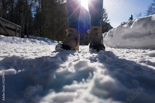 Füße mit Bergschuhen im winterlichem Schnee photo