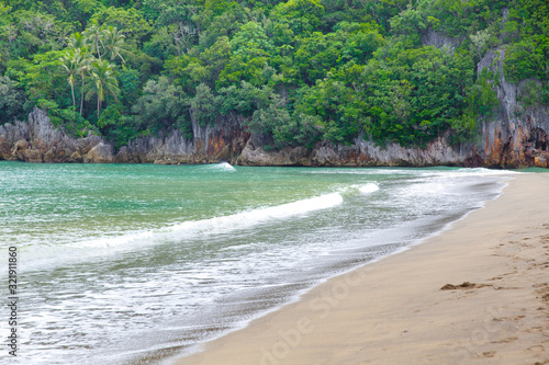 Fotografia Rocky shore with tropical trees