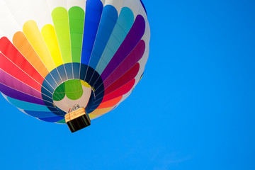 Acrylglasbilder Ballon Bunter Heißluftballon an Sommertagen  © tutye