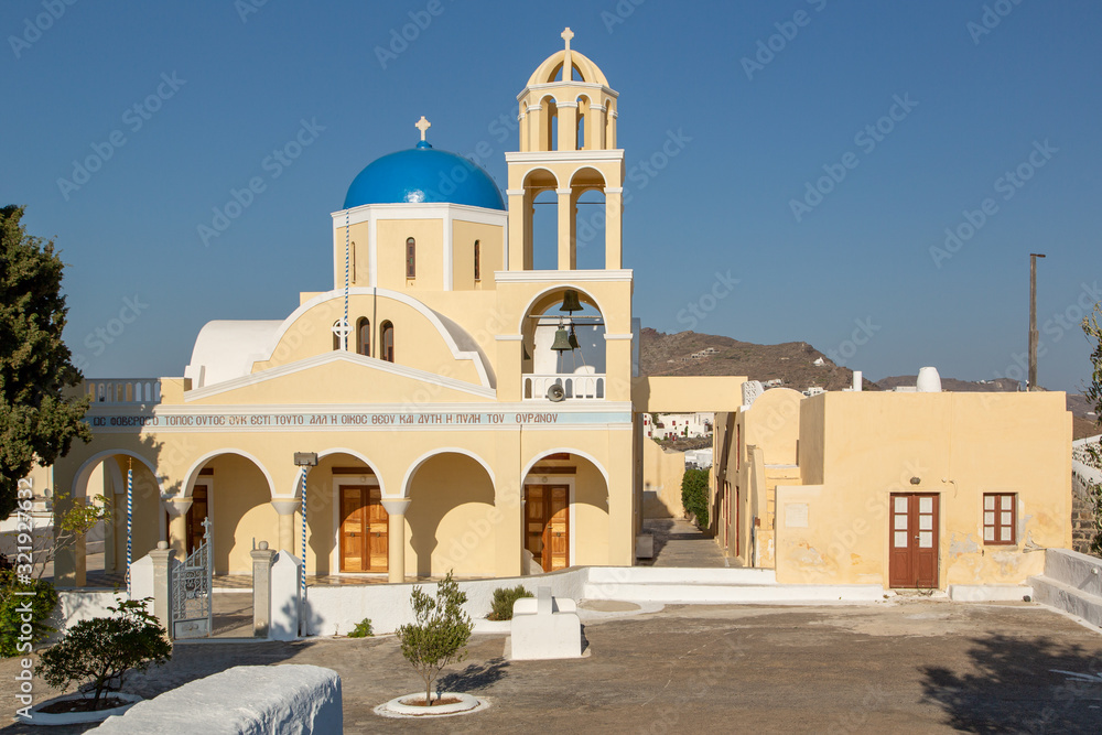Kirche Ágios Geórgios in Oia auf Santorin in Griechenland
