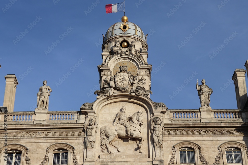 Fototapeta premium Facade ouest de l'Hôtel de Ville de Lyon place des Terreaux - Ville de Lyon - Département du Rhône - France