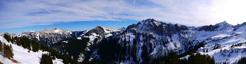 Tannheimer Tal, Österreich: Panorama über das Bergmassiv um Gimpel, Kellerspitze, Krinnenspitze und Litnisschrofen im Winter