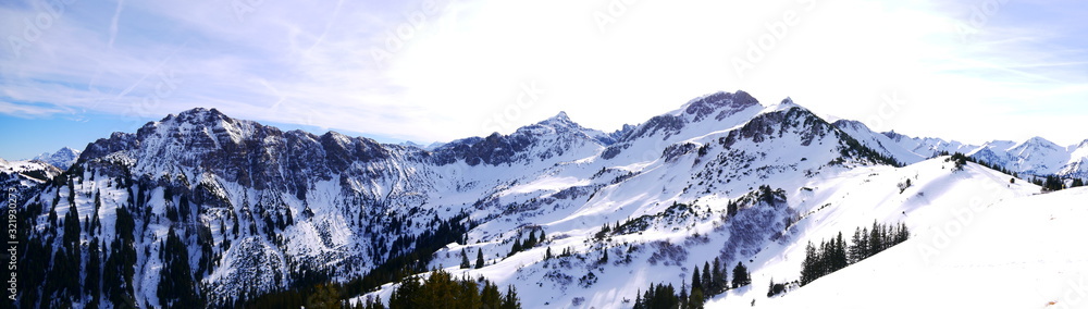 Neunerköpfle, Österreich: Panorama des Bergmassivs mit Krinnenspitze (links, 2001 m), Litnisschrofen (rechts, 2069 m) und dem Wettersteingebirge im Hintergrund