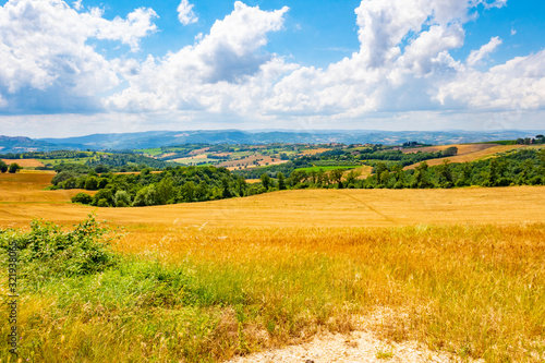 Paesaggio intorno alla piccola citt   medievale di Todi  Umbria  Italia