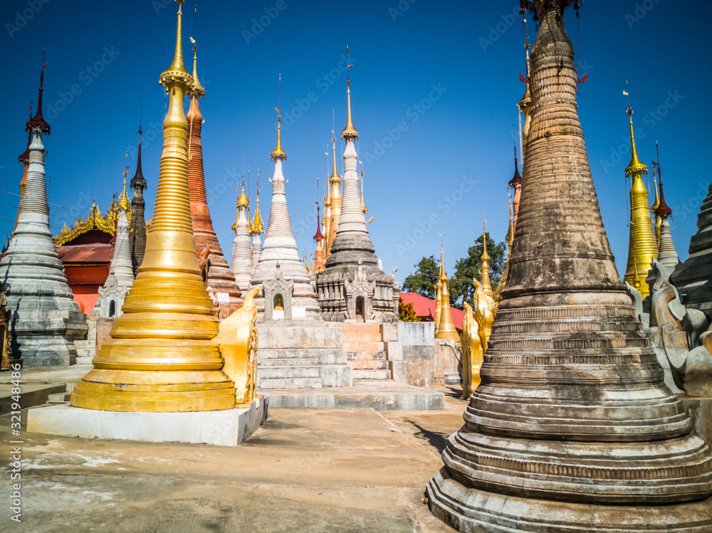 Fototapeta premium Shwe Inn Dein Pagoda, lake Ile, Myanmar