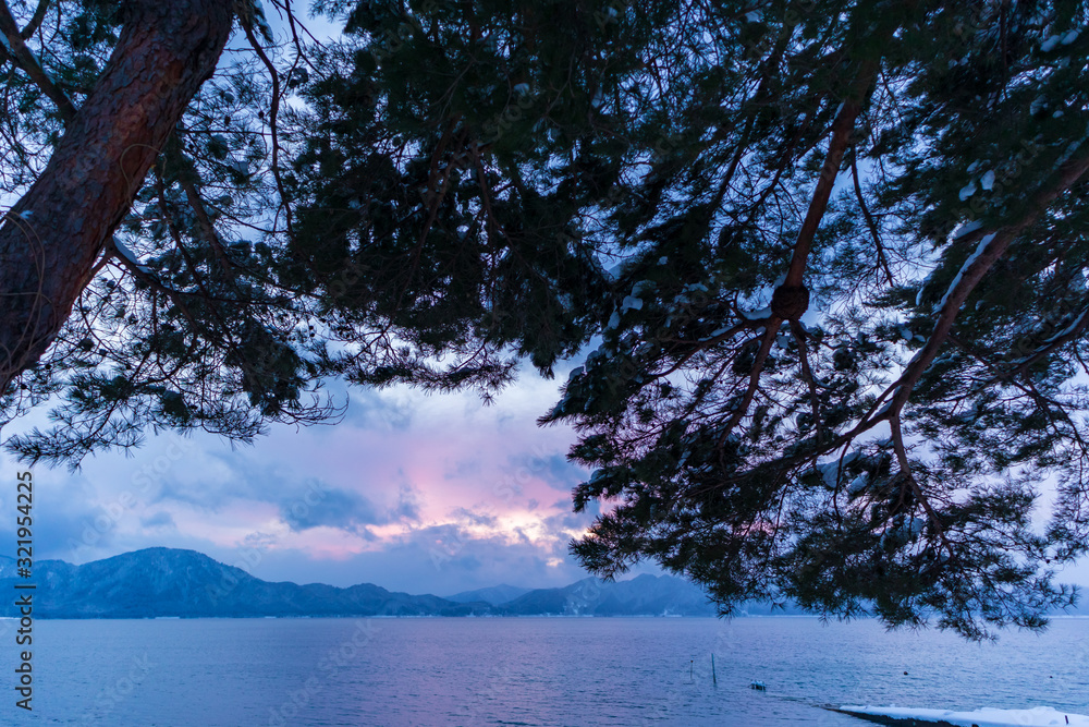 Fototapeta premium 冬の田沢湖 夕暮れ 2月