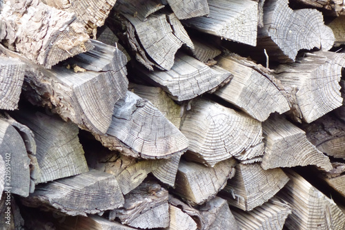 長年積み重ねられた焚き木用の薪模様