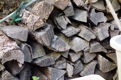 長年積み重ねられた焚き木用の薪模様