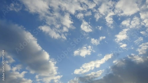 流れる雲、きらめく光。夕方で少し暗く変化します。空の背景素材、タイムラプス動画