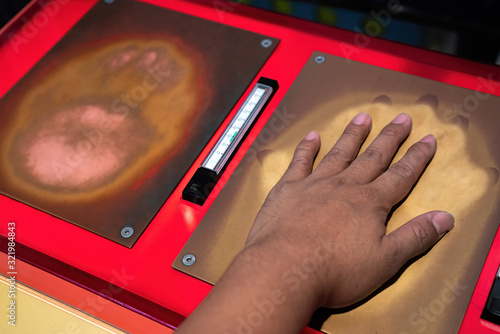 Fotografia Hand touching copper sheet and brass for compare heat, warm and conduction, convection, conduction radiation temperature in science classroom