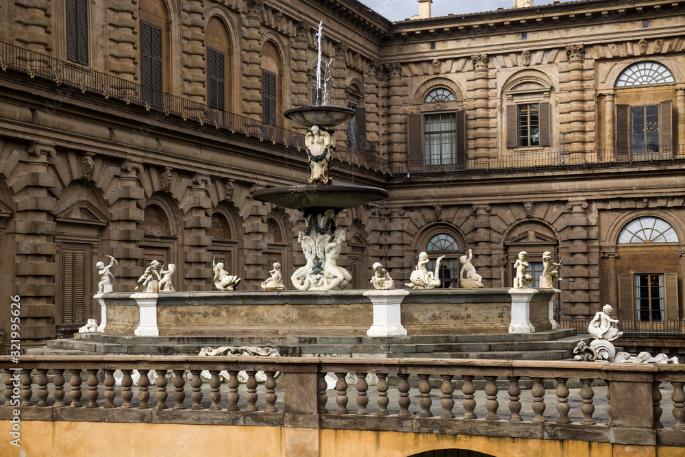 Italia, Toscana, Firenze, Palazzo Pitti e la fontana del CArciofo.