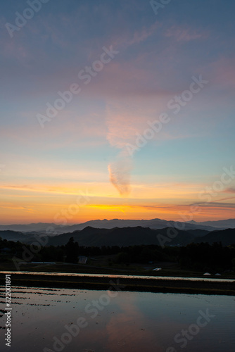 水田に映り込んだ朝焼けの雲 © sigmaphoto