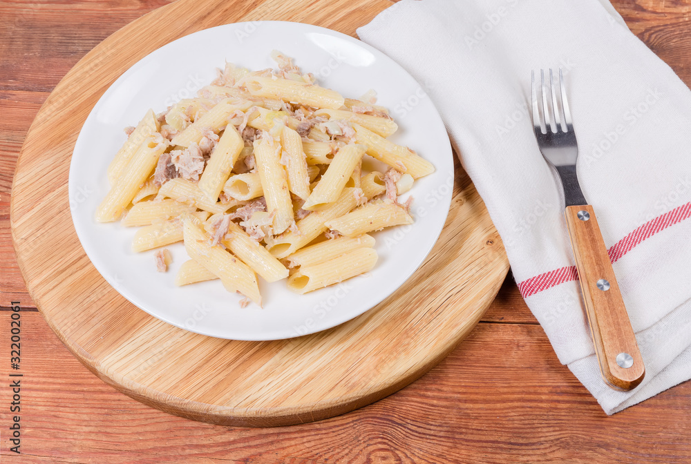 Cooked penne pasta with stewed ground pork and fried onions Cooked penne pasta with stewed ground pork and fried onions