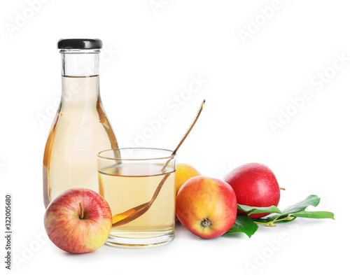 Foto Apple cider vinegar on white background