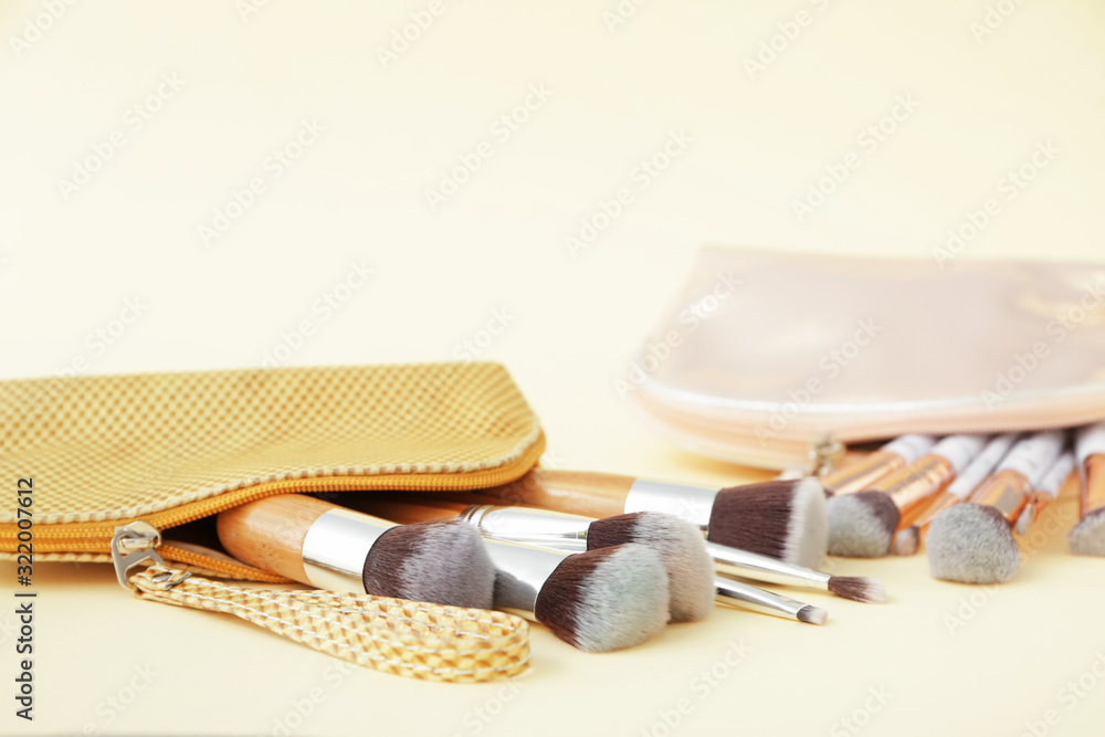 Obraz premium Set of makeup brushes on color background